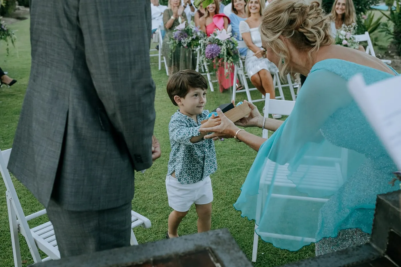 Un niño le da a la novia la caja de los anillos