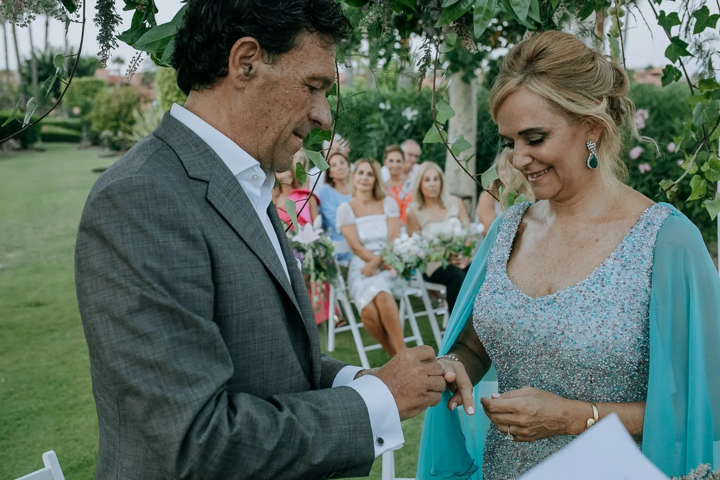 El novio le pone el anillo a la novia, Estepona
