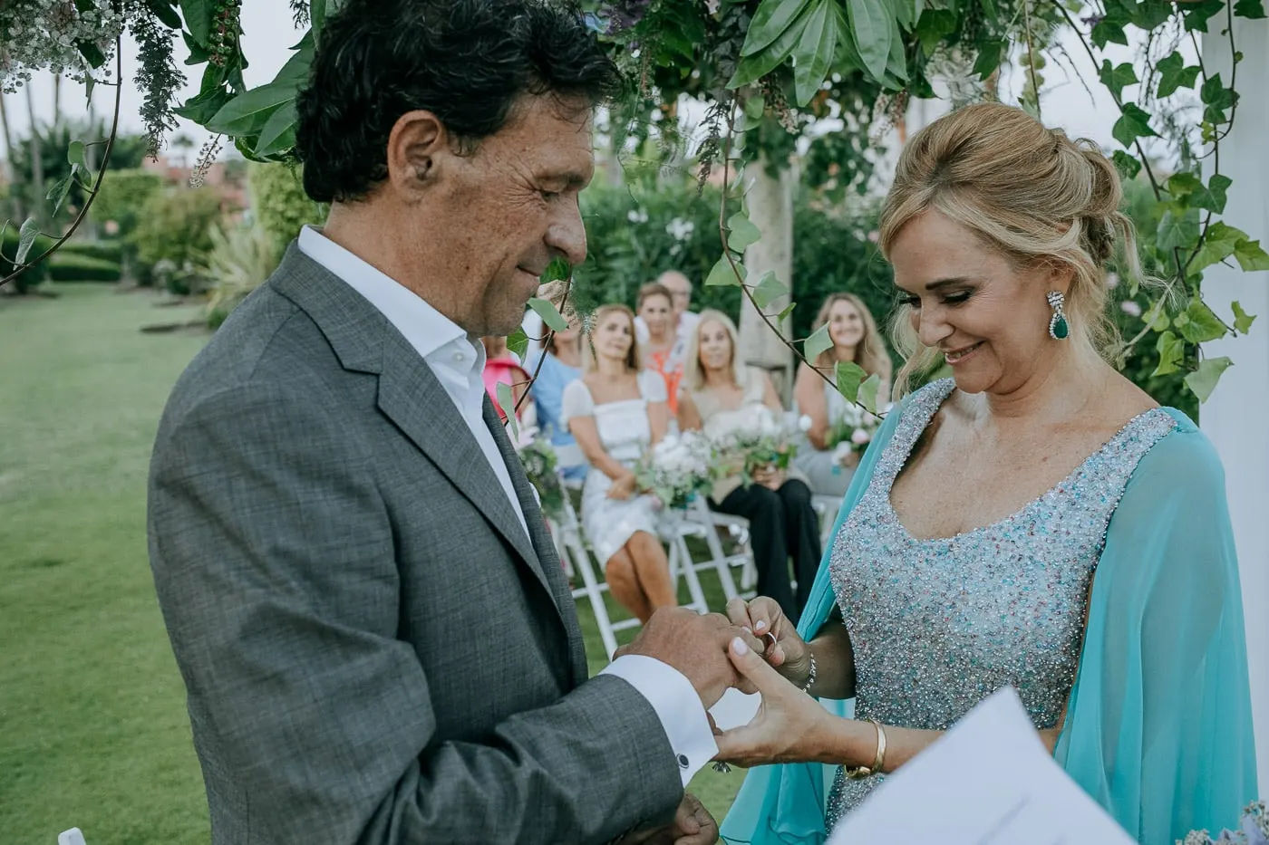 La novia sonríe mirando el anillo
