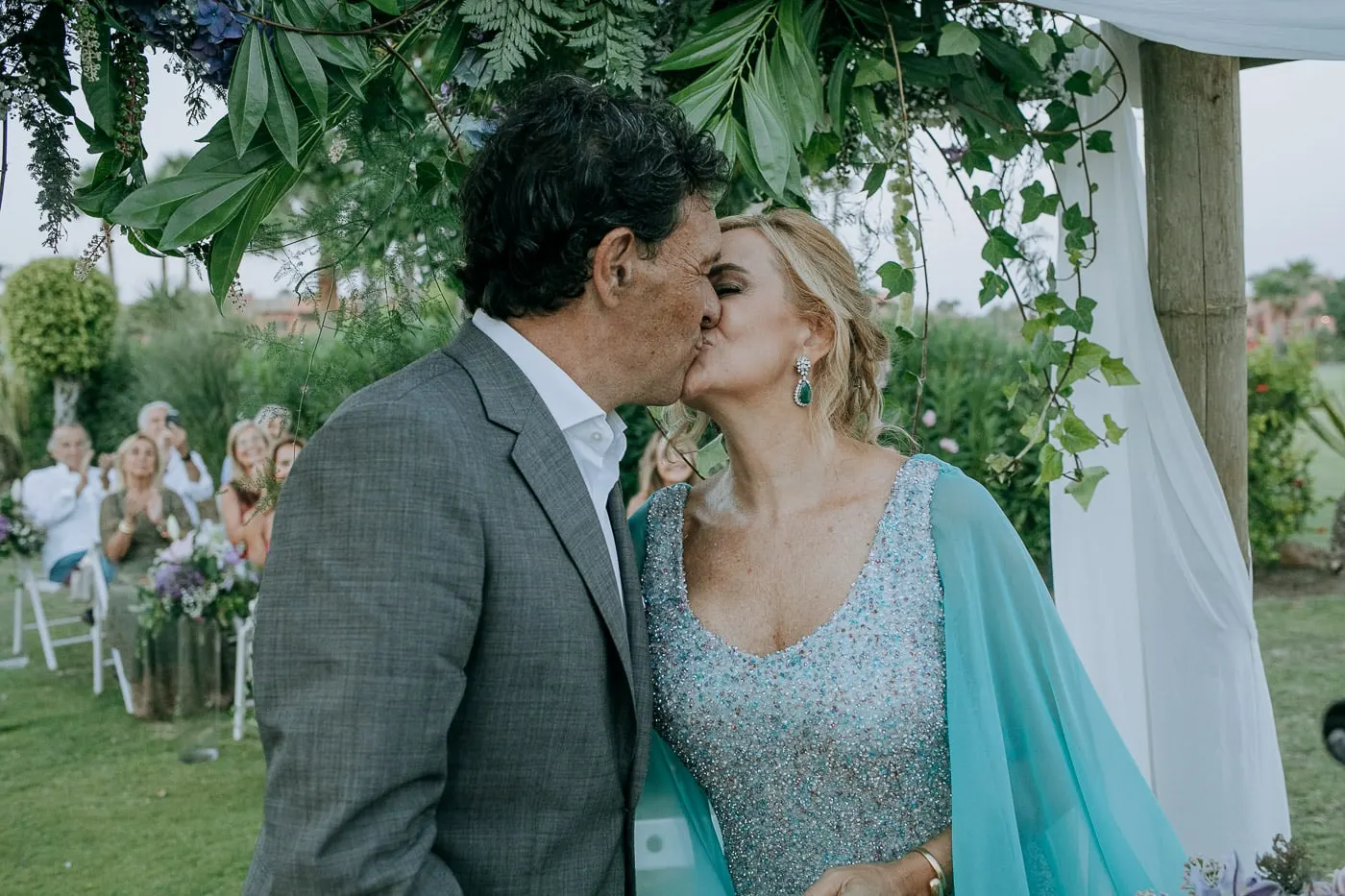 El primer beso de casados mientras los invitados aplauden