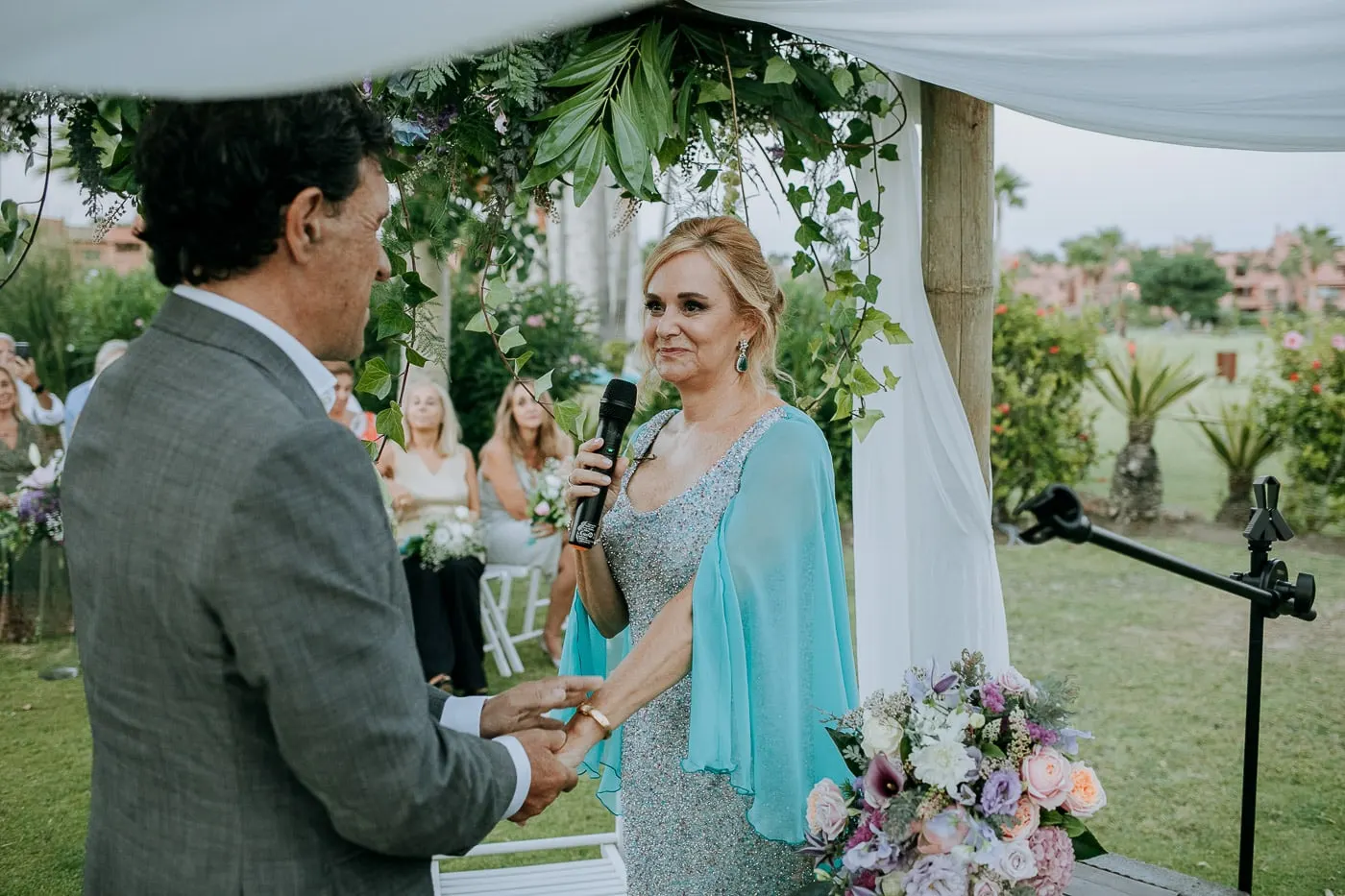 La novia dice sus votos de la mano del novio
