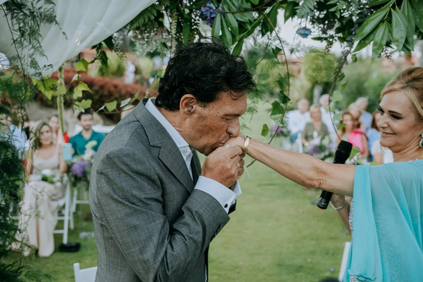 El novio besa la mano de la novia después de los anillos
