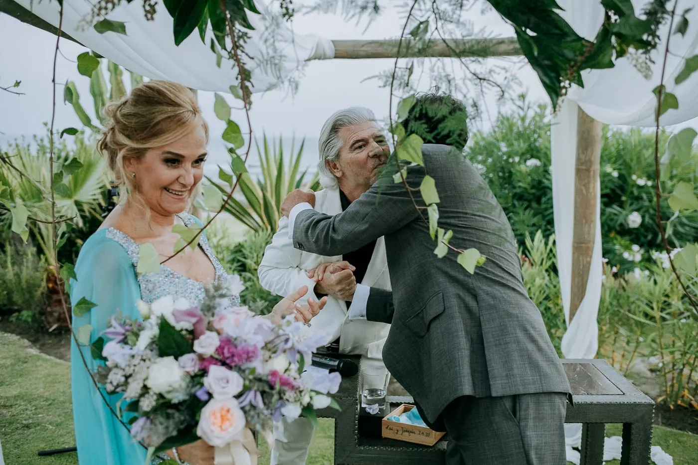 El novio abraza al oficiante al terminar la ceremonia