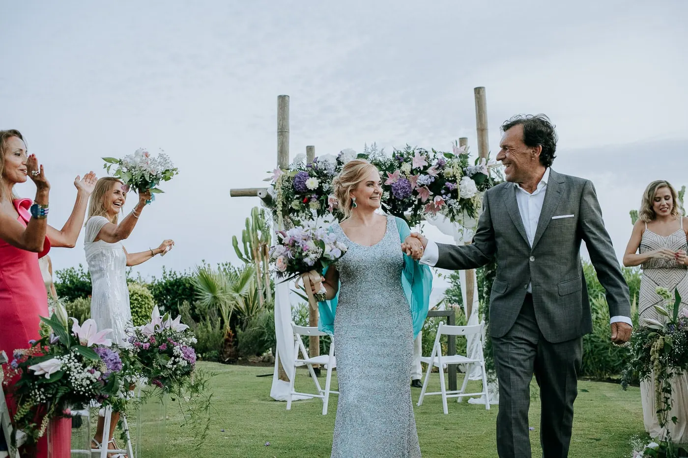 Los novios de la mano al salir de la ceremonia
