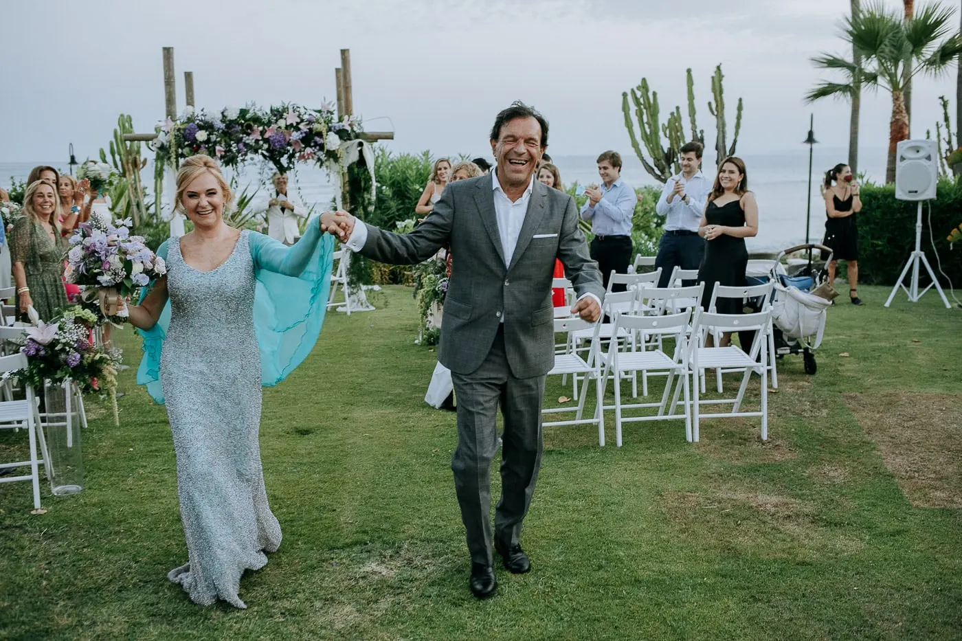 La novia levanta la mano del novio al salir