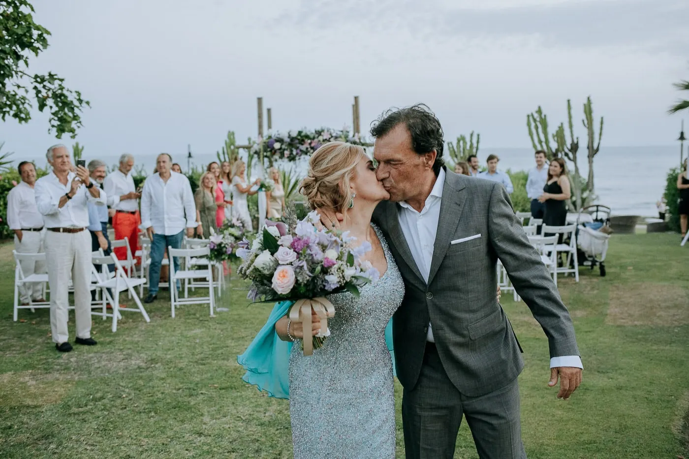 La novia besa en la mejilla al novio después de la ceremonia