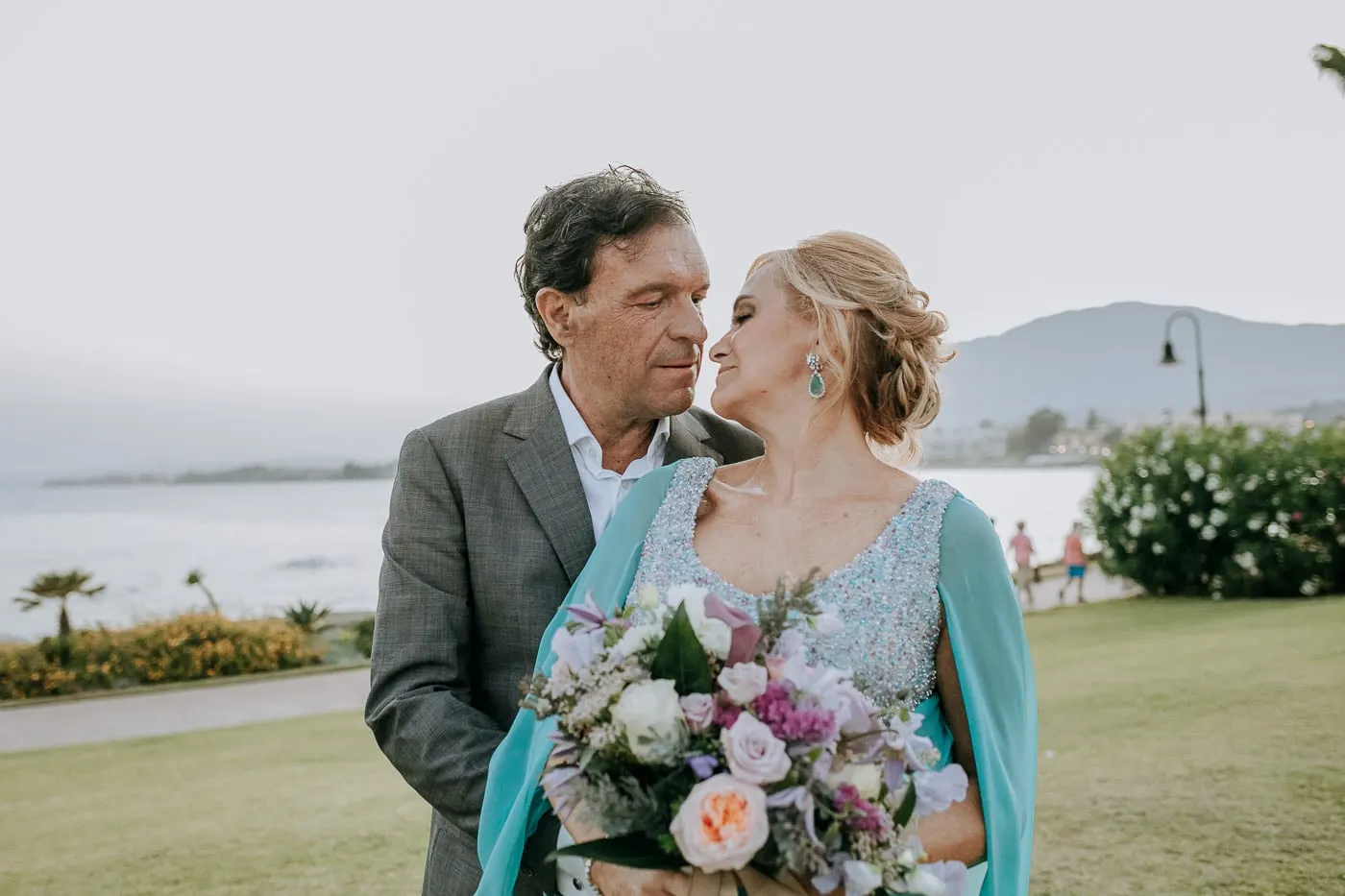 Los novios junto al mar con una montaña en el horizonte, Tikitano, Estepona