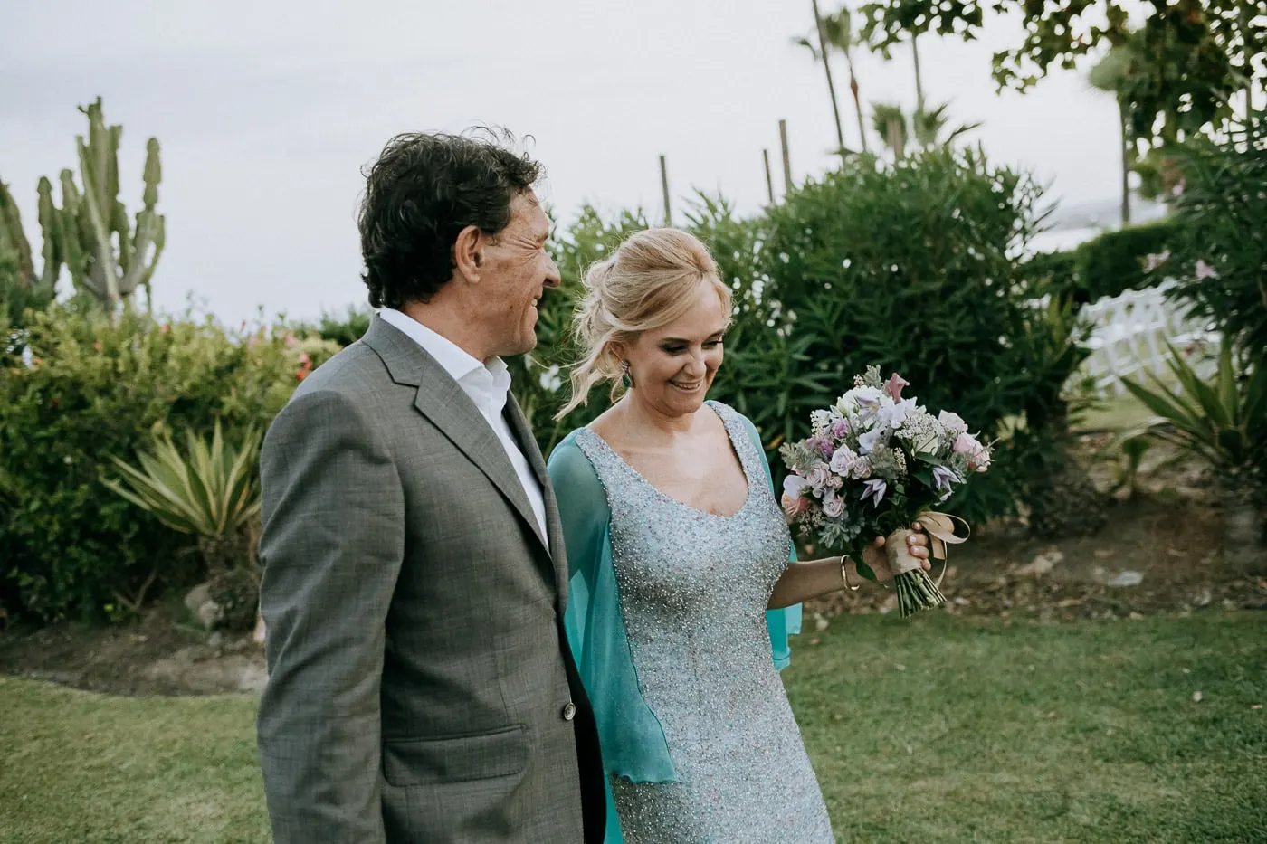 Los novios ríen juntos junto a los cactus