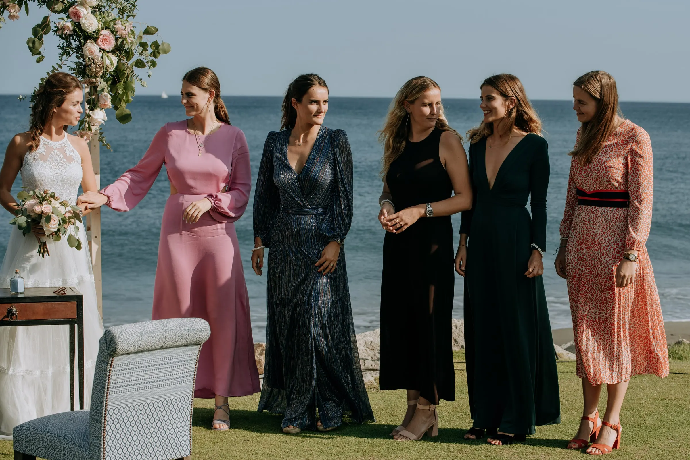 La novia junto a sus cinco damas de honor con vestidos largos en la ceremonia, Trocadero, Sotogrande