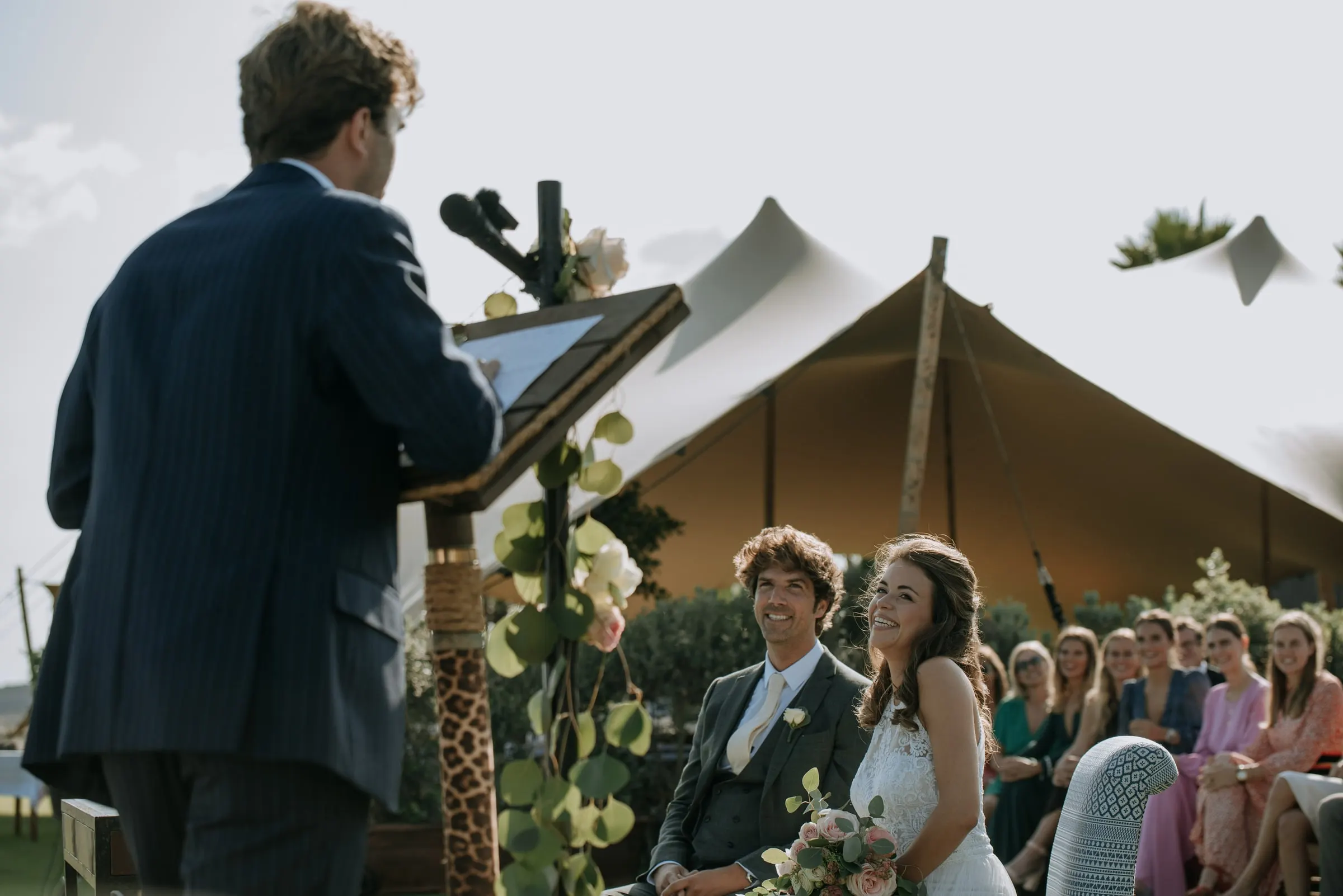 Un invitado lee en el atril mientras los novios, sentados, le escuchan, Trocadero, Sotogrande