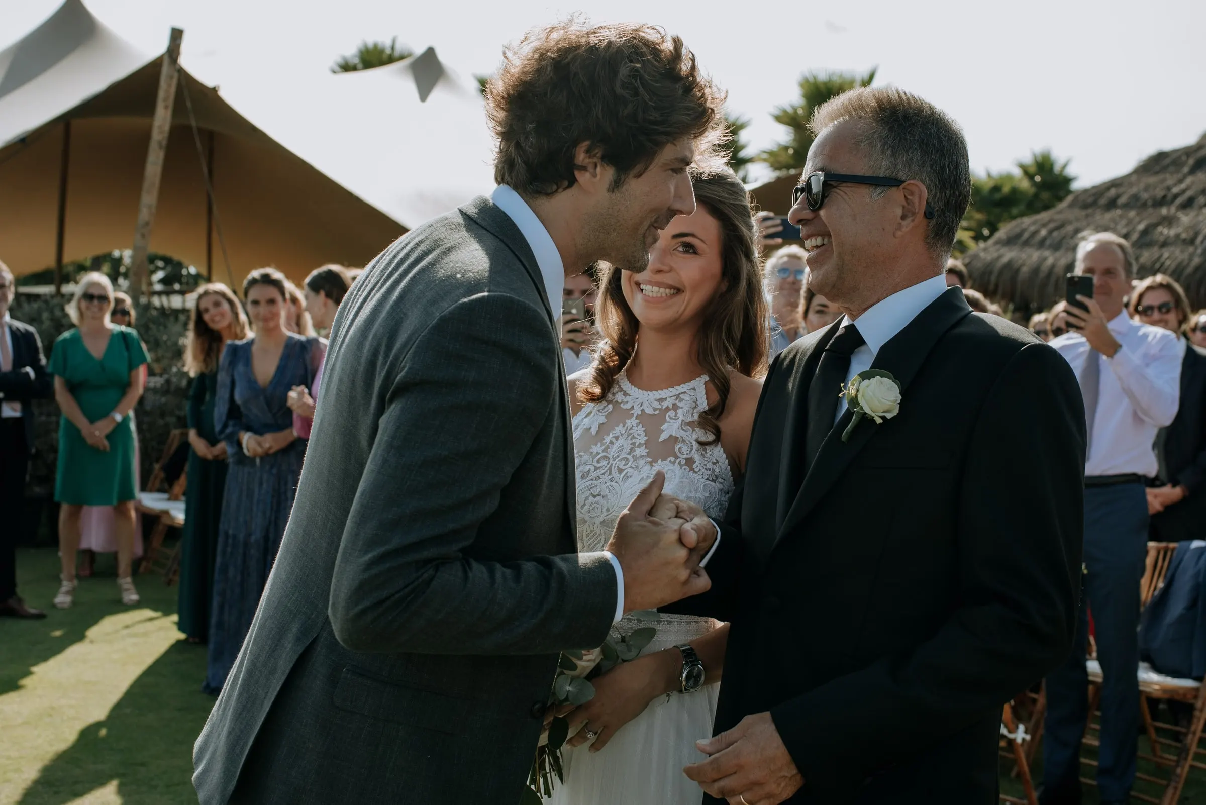 El novio abraza al padre de la novia tras la ceremonia, entre los invitados, Trocadero, Sotogrande