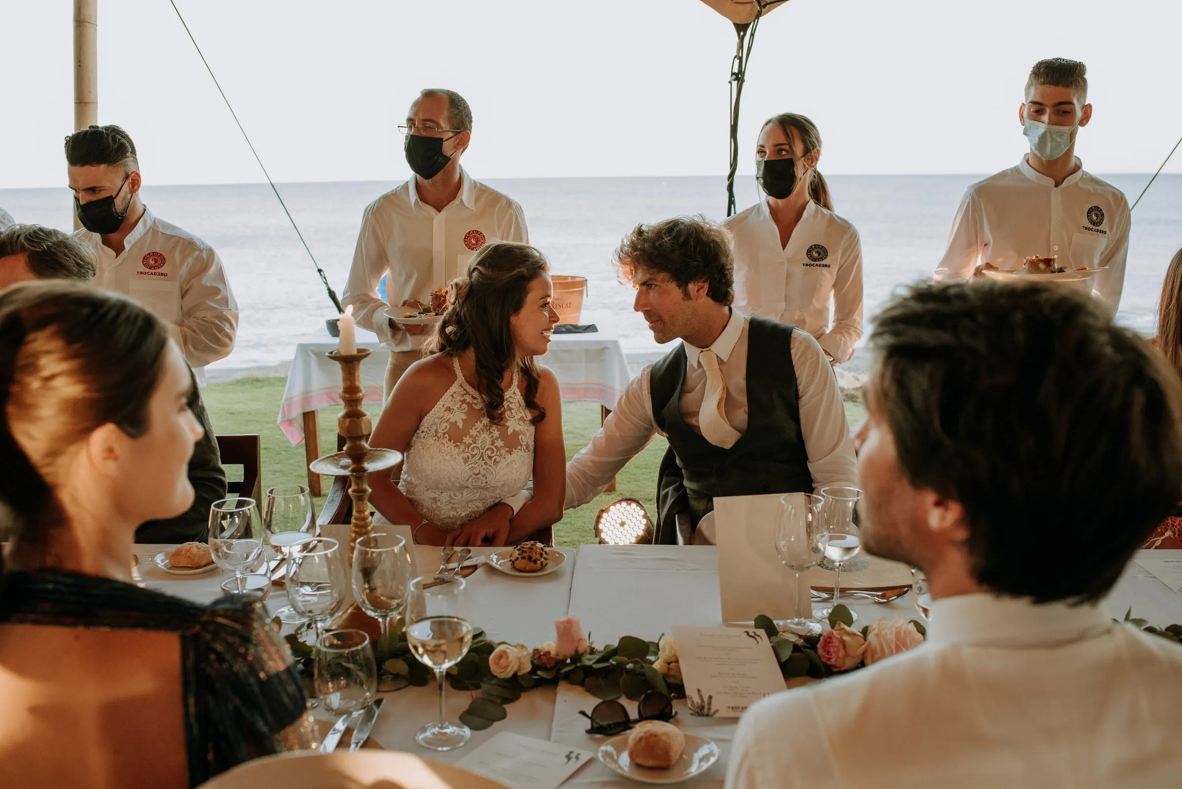 Los novios charlan con los invitados en la cena mientras sirven los camareros, Trocadero, Sotogrande