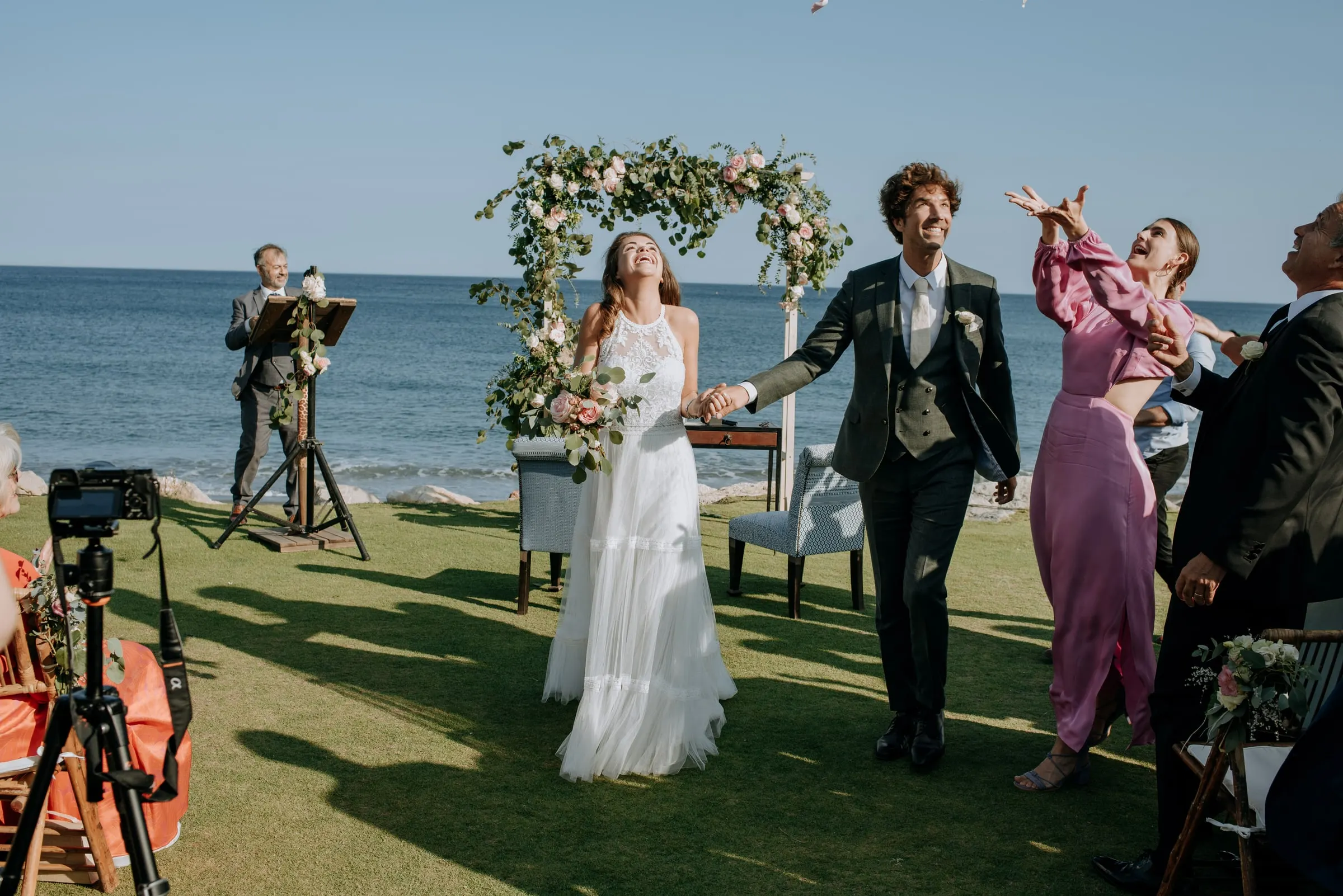 Los recién casados salen de la ceremonia y una invitada levanta los brazos de alegría, Trocadero, Sotogrande