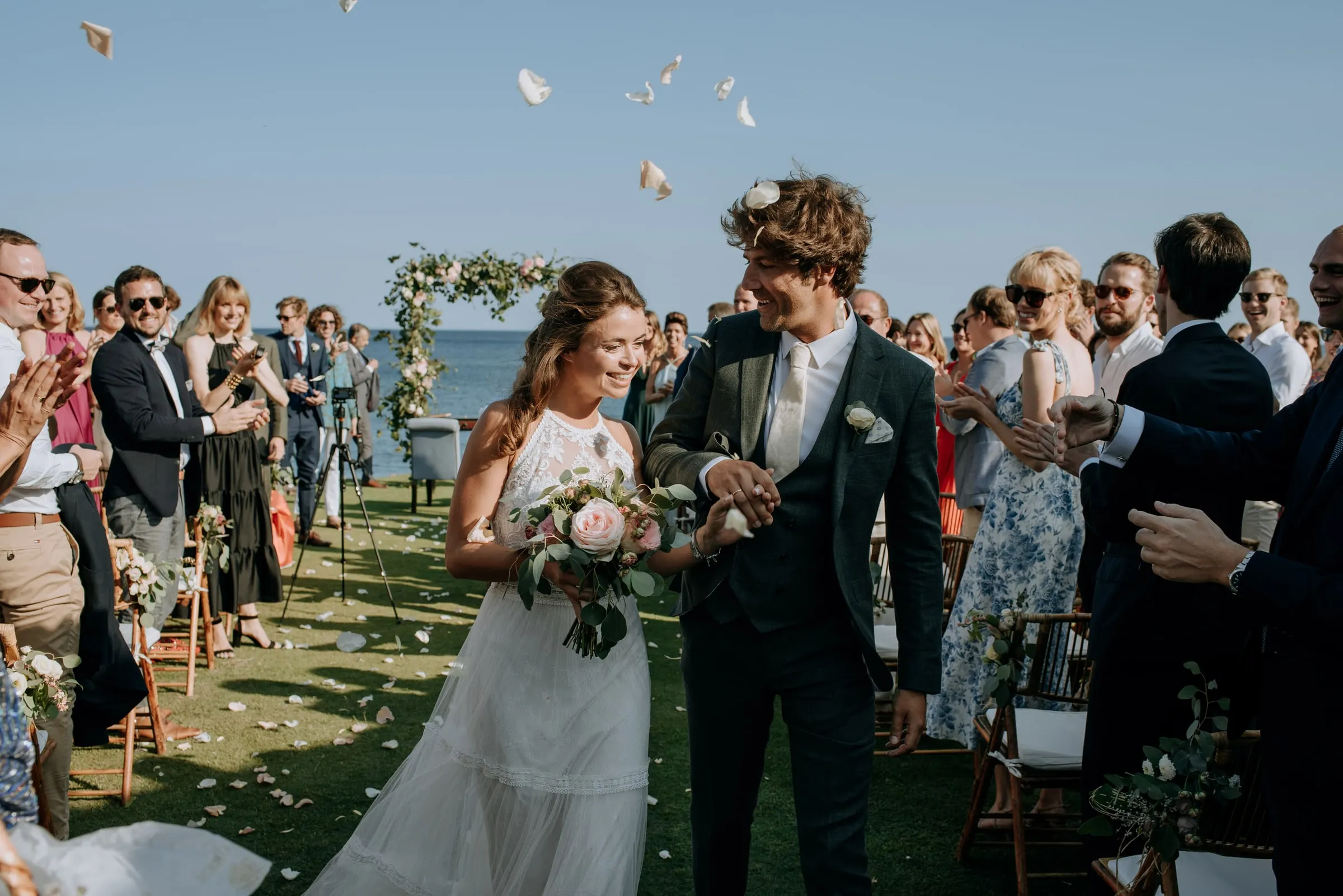 Los recién casados recorren el pasillo mientras los invitados les lanzan pétalos, Trocadero, Sotogrande