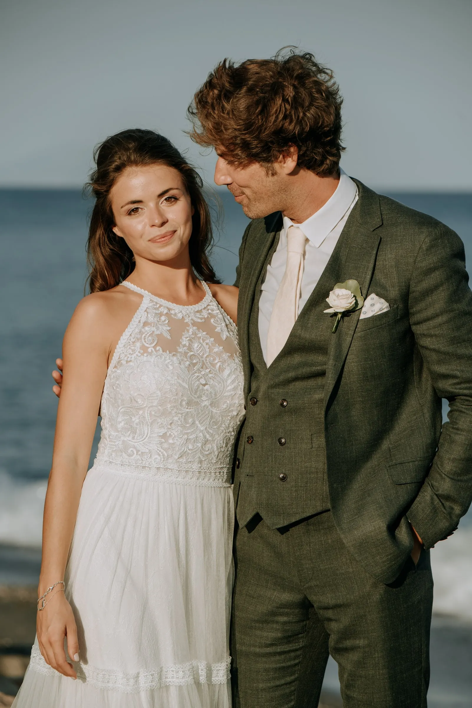 Retrato de los novios de pie, juntos, frente al mar, Trocadero, Sotogrande