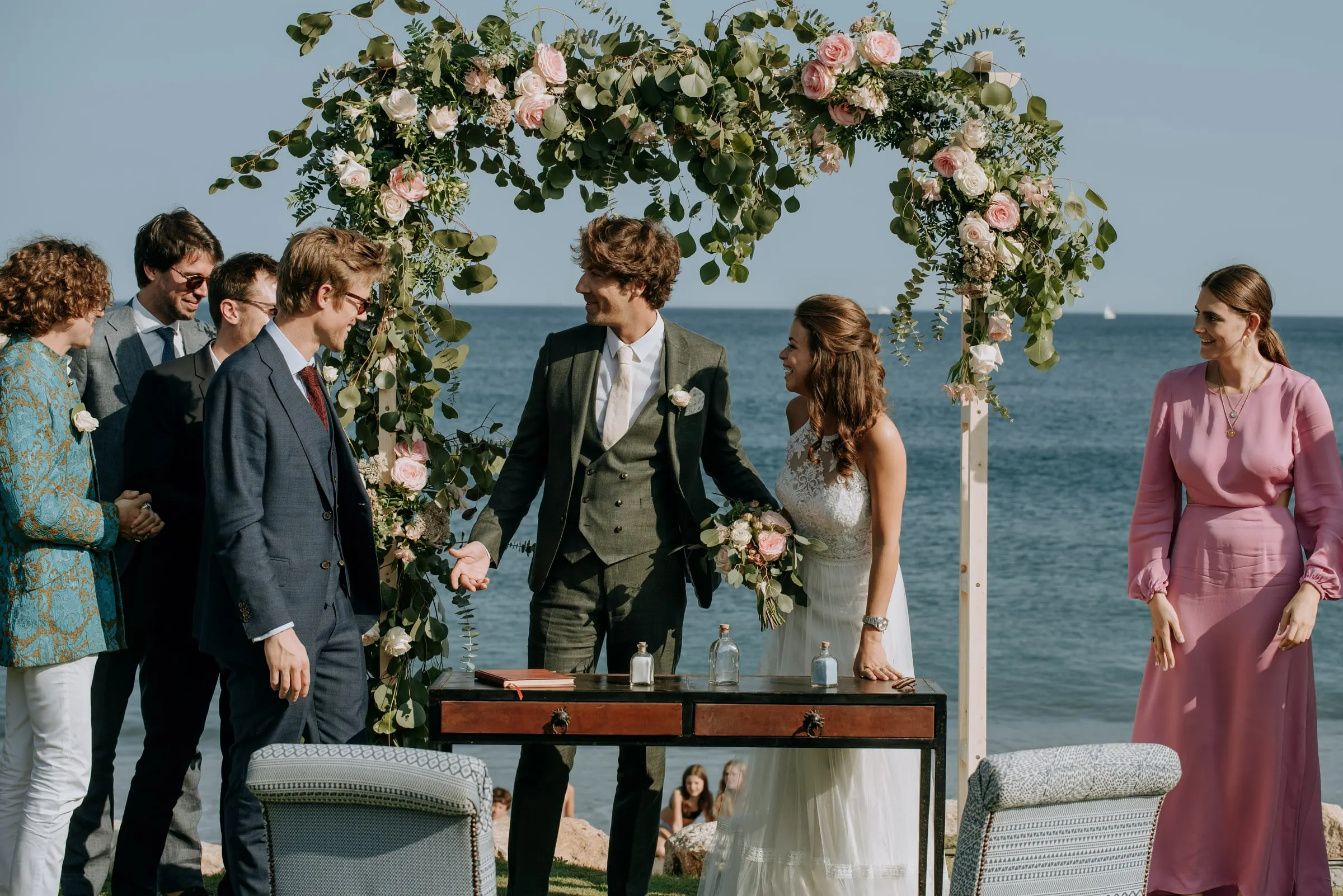Los testigos rodean a los novios en la mesa de ceremonia para firmar, Trocadero, Sotogrande