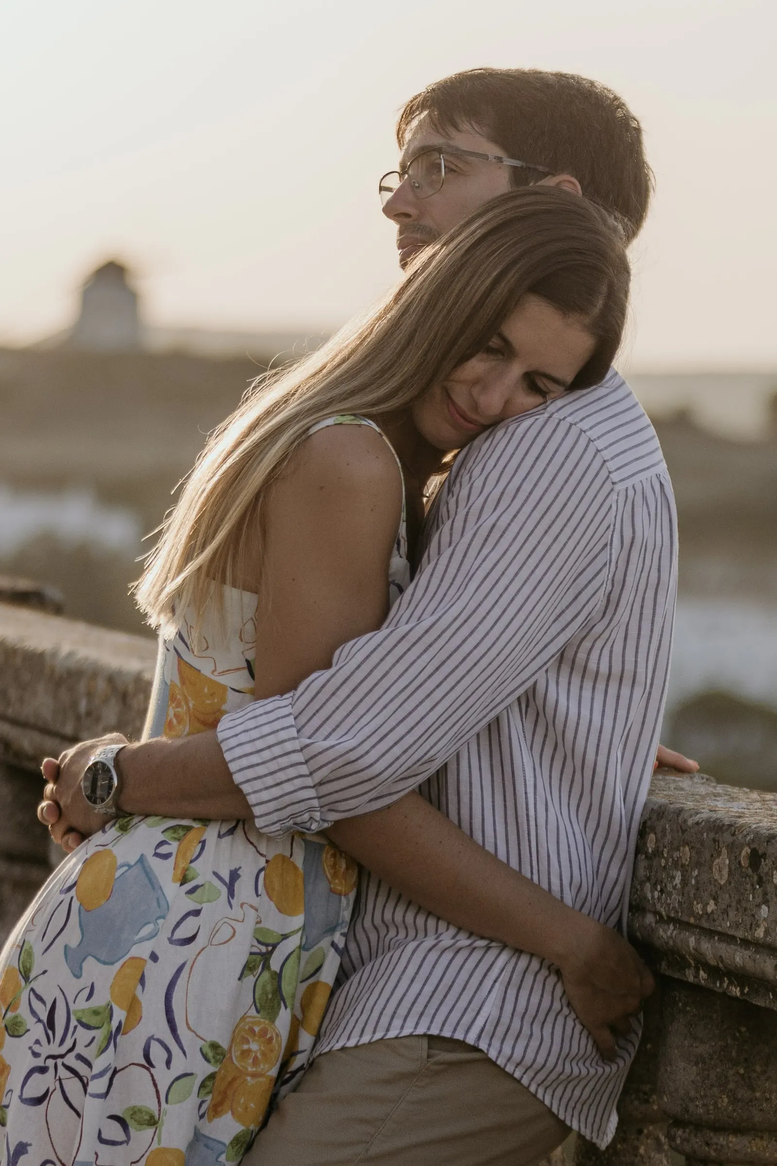 La futura novia apoya la cabeza en el pecho de su prometido al atardecer, Vejer de la Frontera