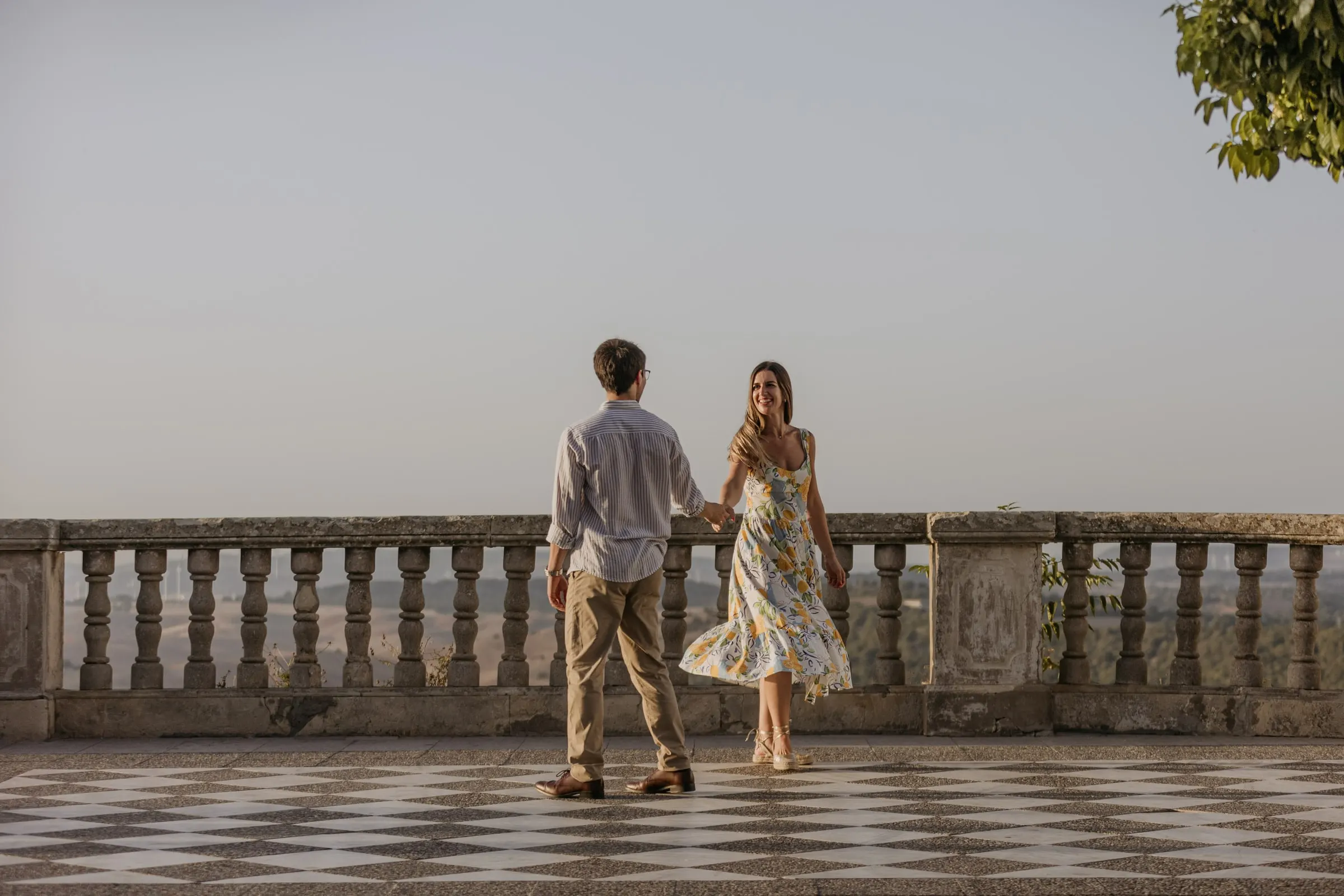 La pareja baila sobre el suelo ajedrezado blanco y negro de un mirador de Vejer