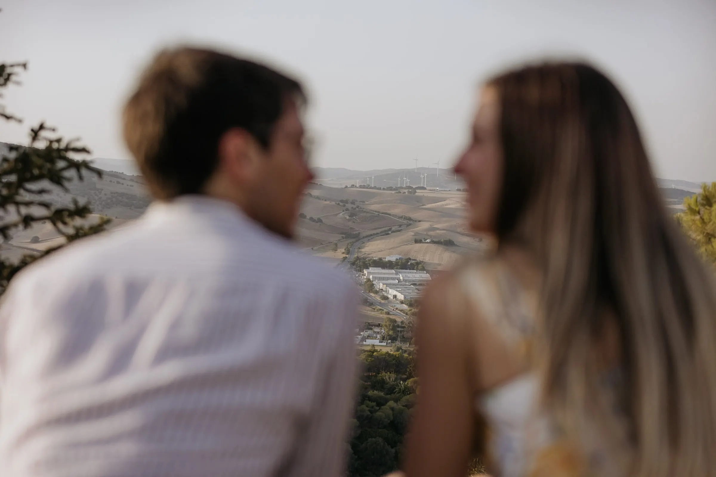 La pareja desenfocada frente a frente con la campiña gaditana nítida al fondo