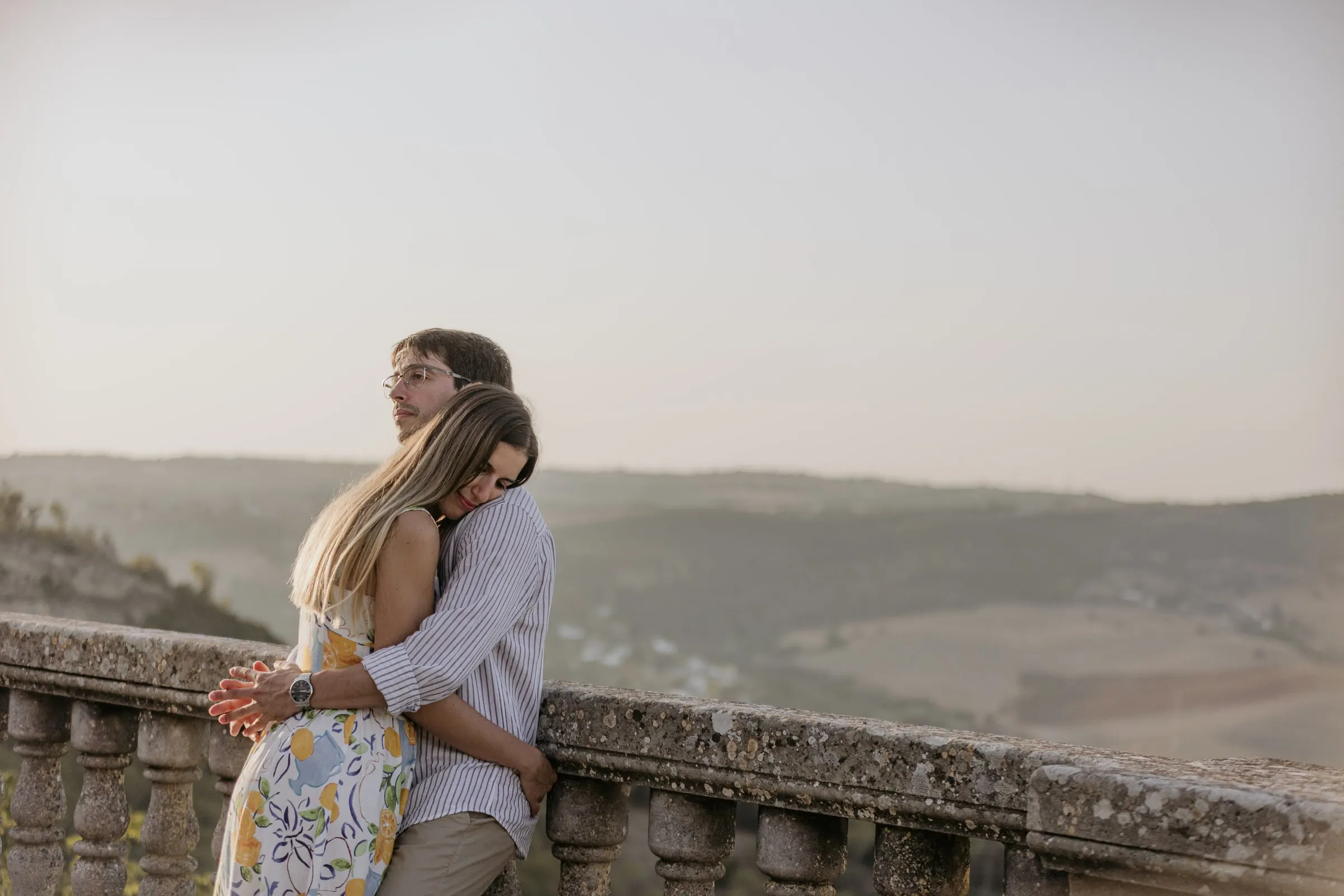 La futura novia apoyada en el hombro de su prometido en el mirador sobre las colinas de Vejer